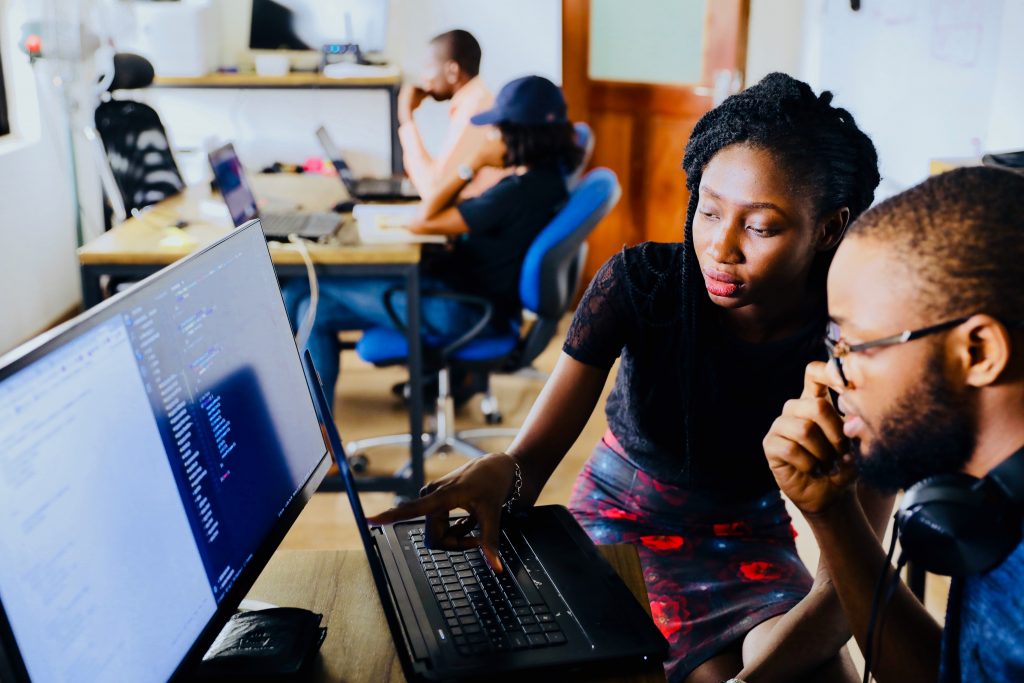 Estudantes mexendo em um computador